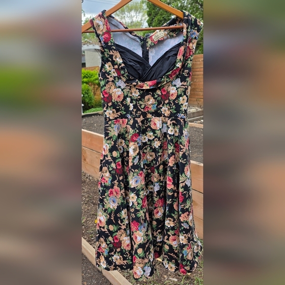 Lindy Bop fit and flair dress, floral, circle skirt, sleeveless, small - Picture 6 of 16